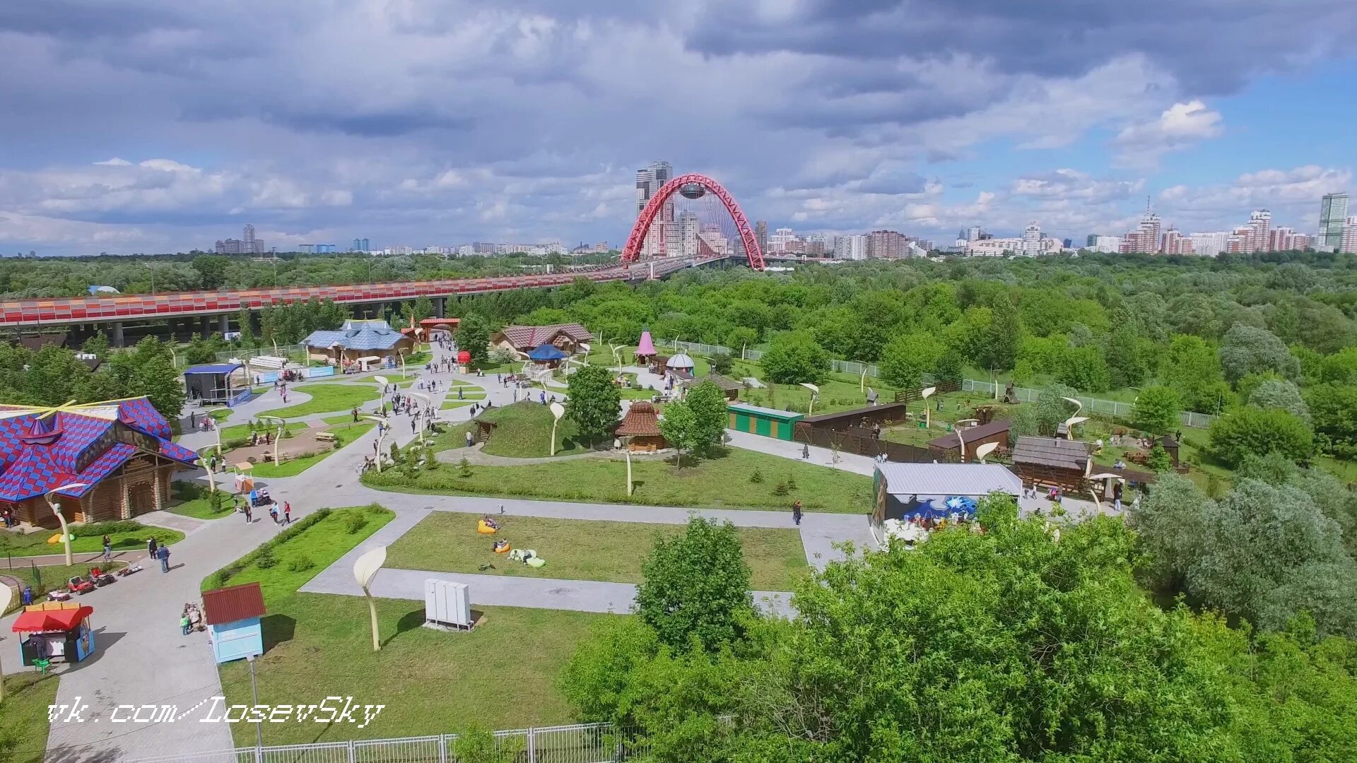 Сказка крылатское цены. Крылатское парк аттракционов. Парк аттракционов в Москве Крылатское. Крылатские холмы аттракционы. Крылатские холмы парк сказка.