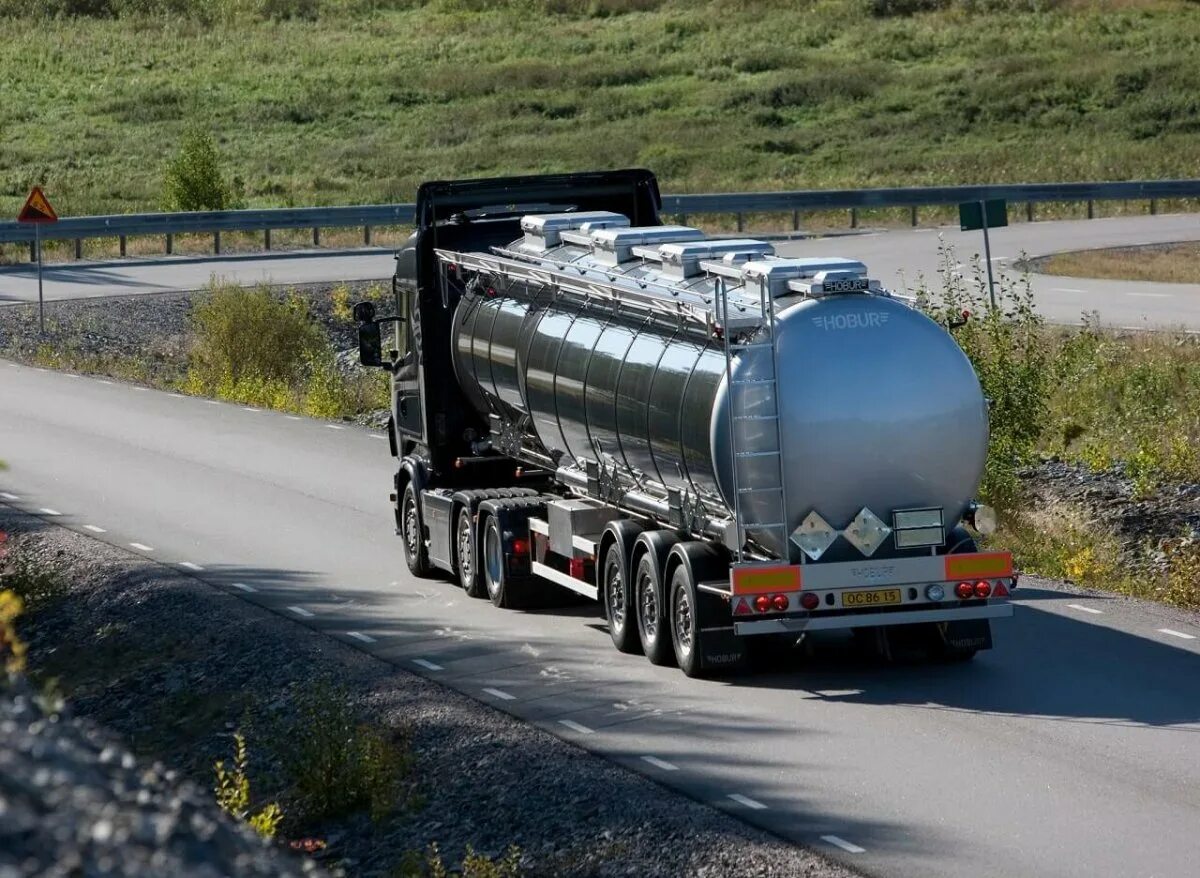 Бензовоз мерседес камаз. Грузовик цистерна. Грузовик цистерна. Полуприцеп-цистерна ппц 91222-02. Полуприцеп 30385 бензовоз.