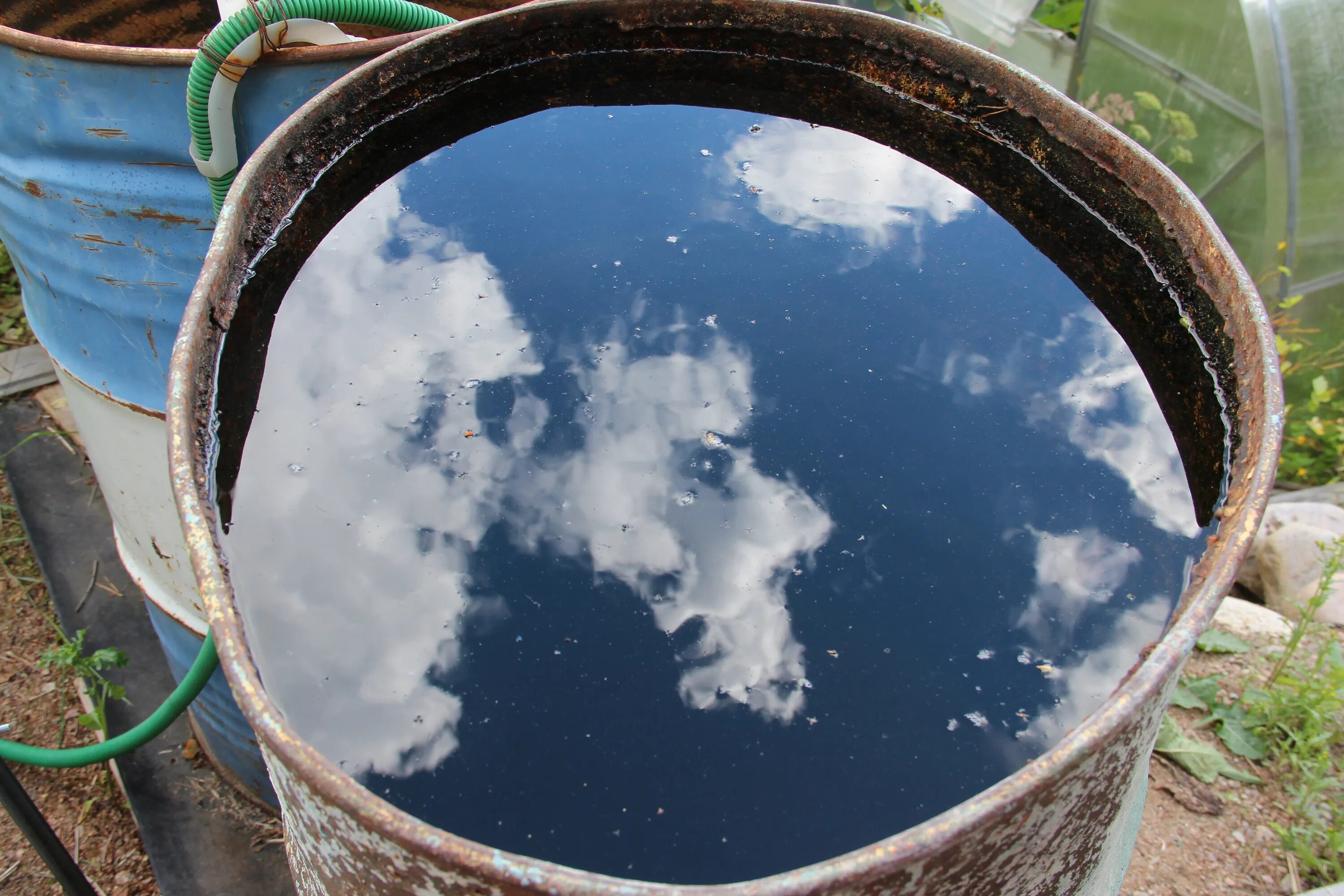 Колодец для воды. Колодец ведро с водой. Бочки для воды. Ведро с водой.