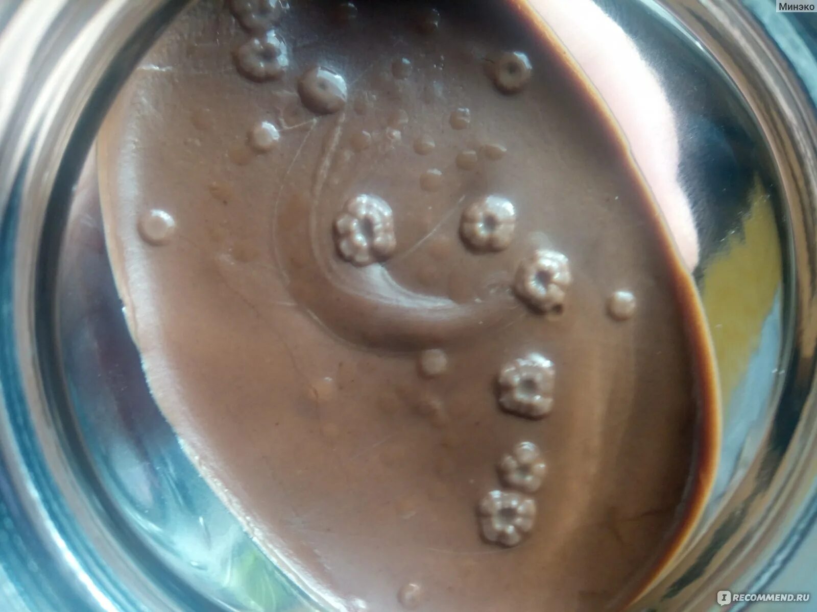 Почему белеет шоколад и можно ли его есть. Плесень на шоколадной пасте. Дефекты шоколада. Белый налет на шоколадных. Почему на шпротах белый налет.