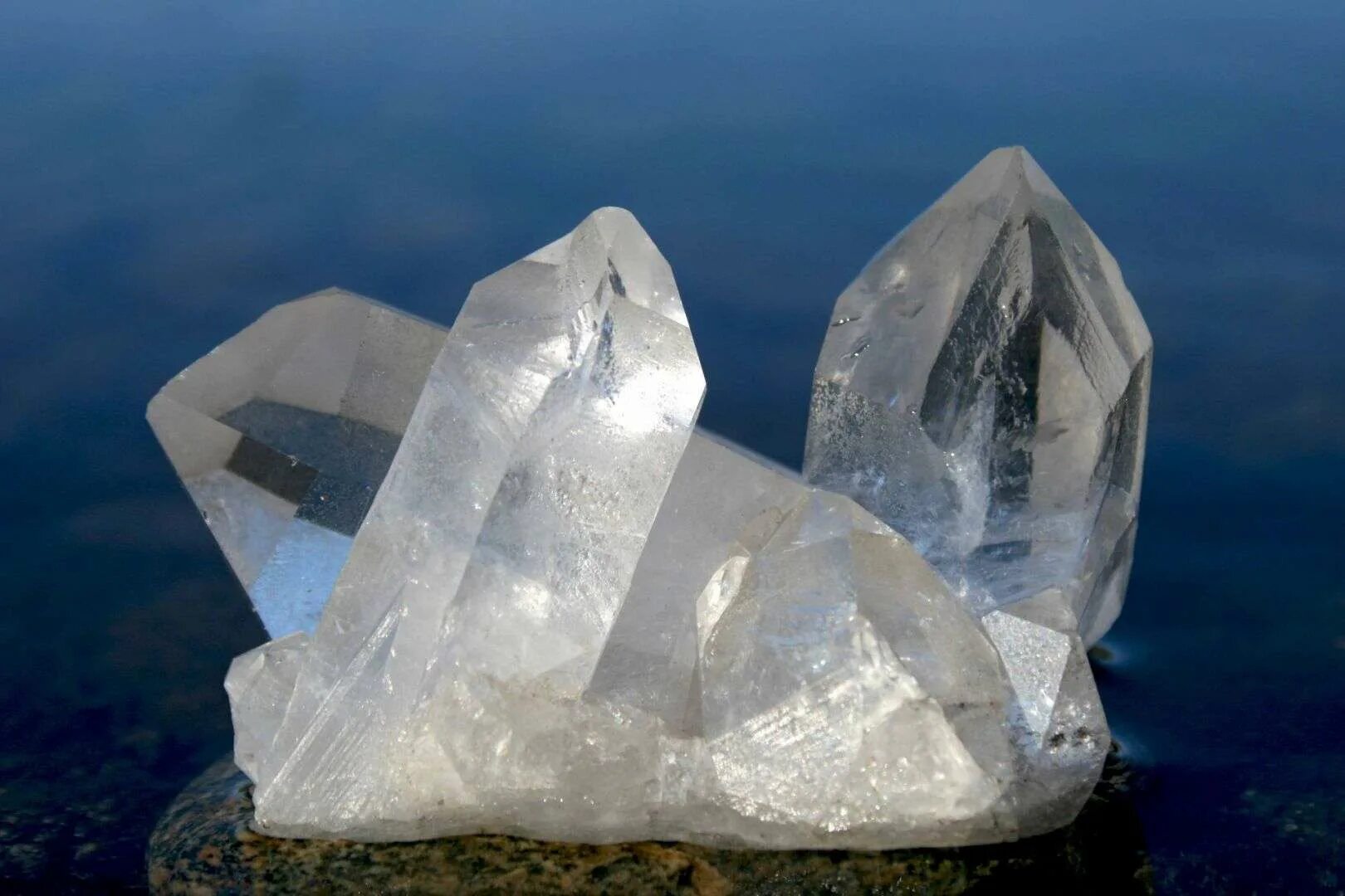 Crystal лучшее. Кварц (горный хрусталь). Горный кварц камень. Горный хрусталь минерал Урал. Прозрачный кварц это горный хрусталь.