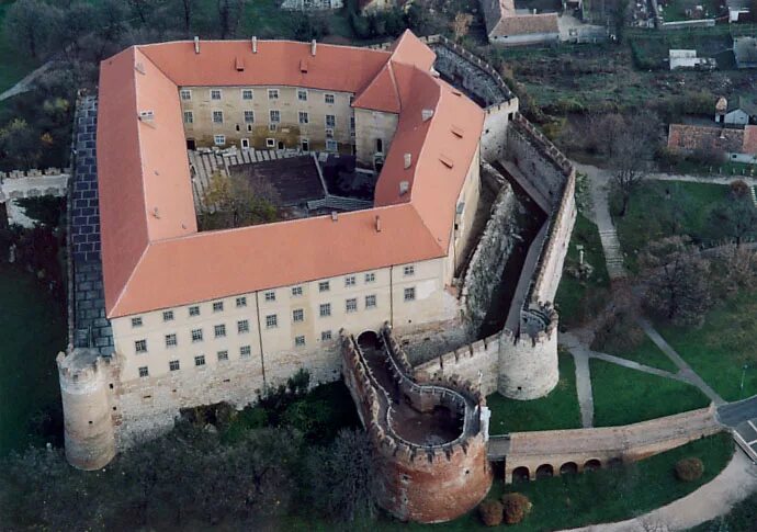 Бастион замки. Шиклошская крепость, Венгрия. Замок Шиклош Венгрия. Бастион крепость. Барбакан замка.