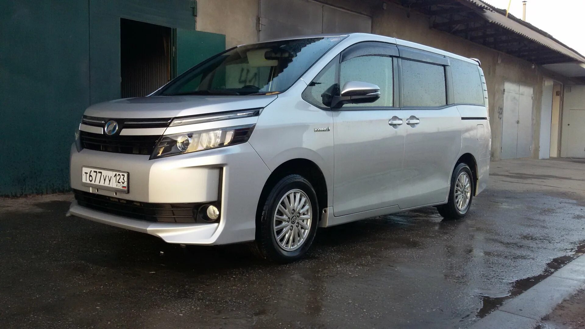 Voxy гибрид. Тойота Вокси 2014. Toyota Voxy 2014 1.8 Hybrid. Toyota Voxy 3. Toyota Voxy Hybrid.