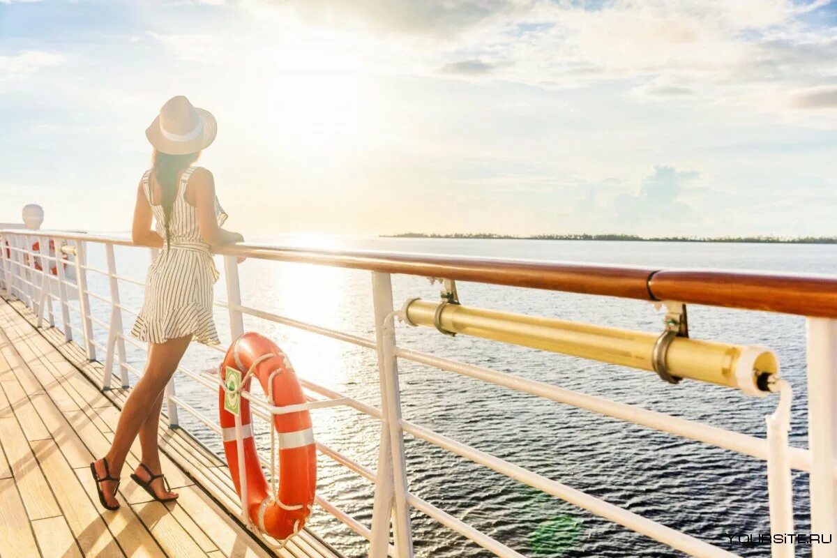 Человек на пирсе. Девушка на пристани. Пирс закат. На каждом причале. Палуба корабля.