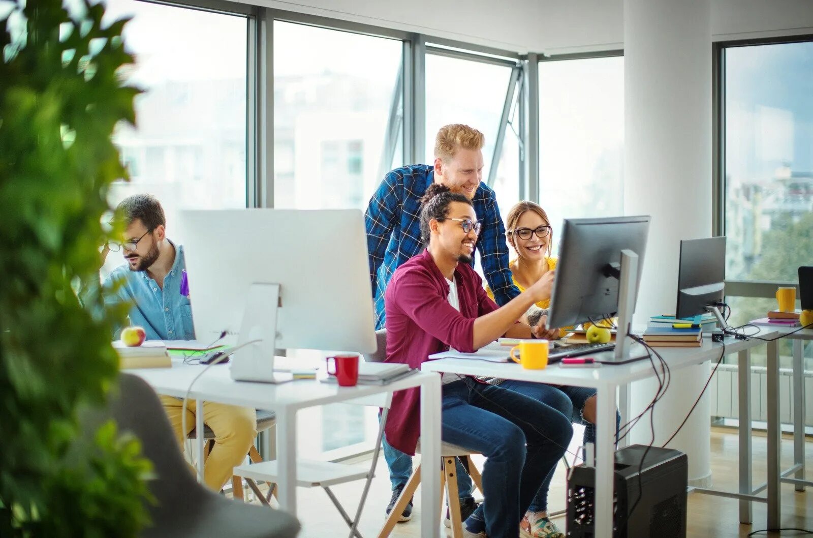 встреча с дизайнером. стартап. идеи для стартапа. дизайнер и клиент. офис маркетолога.