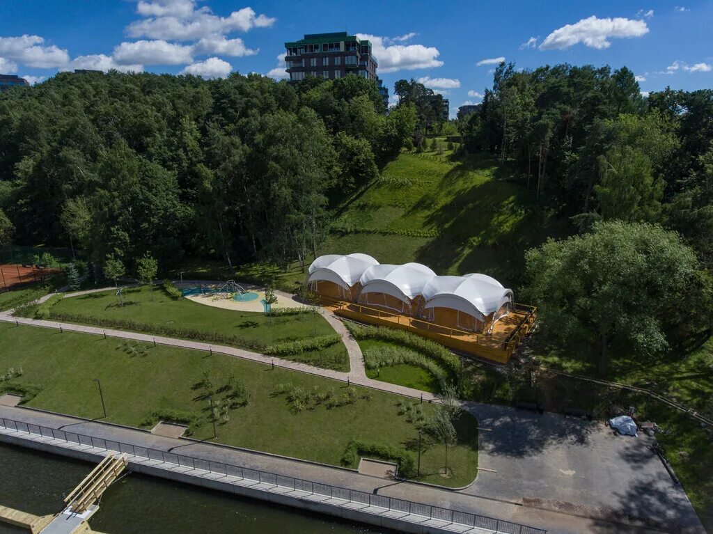 Клубный парк. Яхт клуб парк Рублево. ЖК парк Рублево Красногорск. Шатры парк Рублево. Рублево пляж шатер.