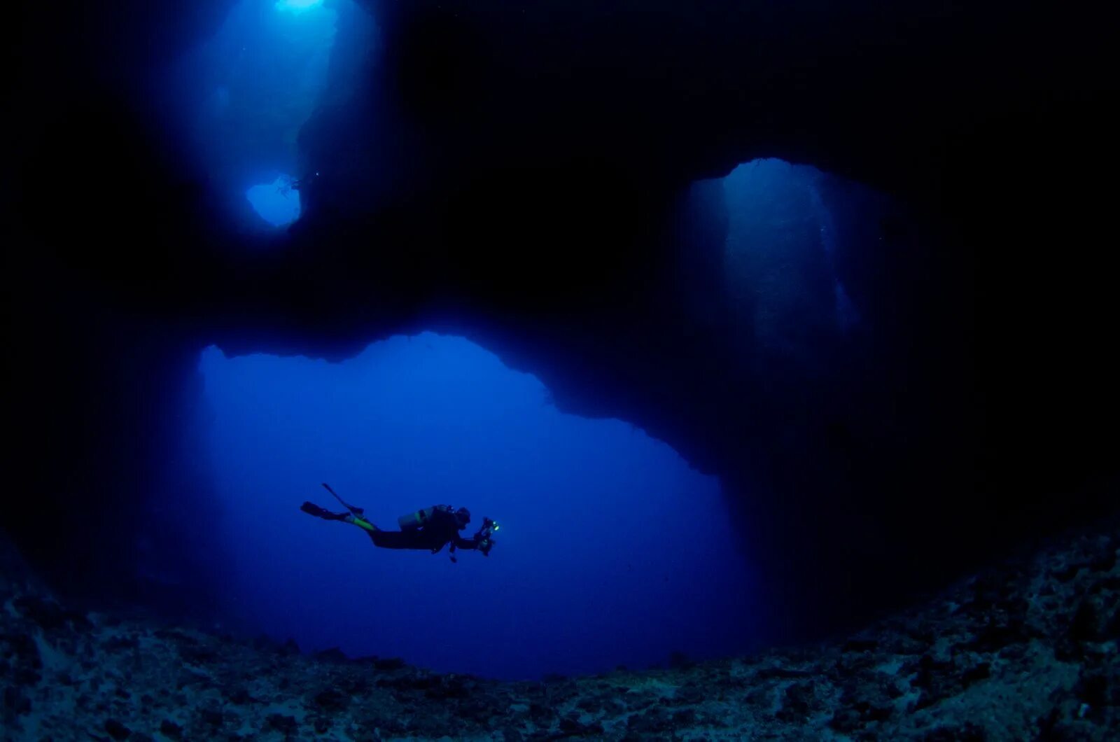 1 свет в океане. Deep Ocean Floor. Ocean Floor. Title about Underwater Chimney. 3800 Meters / 12,500 feet at the bottom of the Ocean Floor.