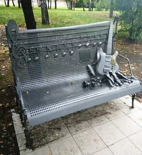 Где находится скамейка