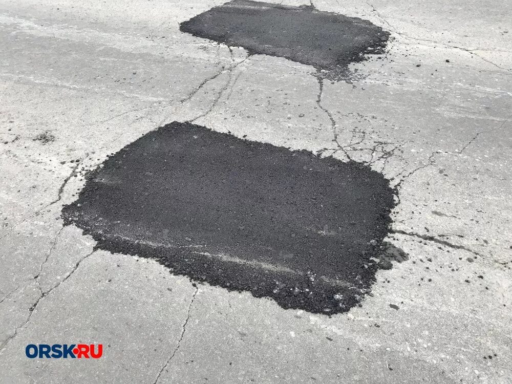 ямочного ремонта выбоин. кирпич на асфальте. яма на дороге. яму заделали. заделать ямы в асфальте.