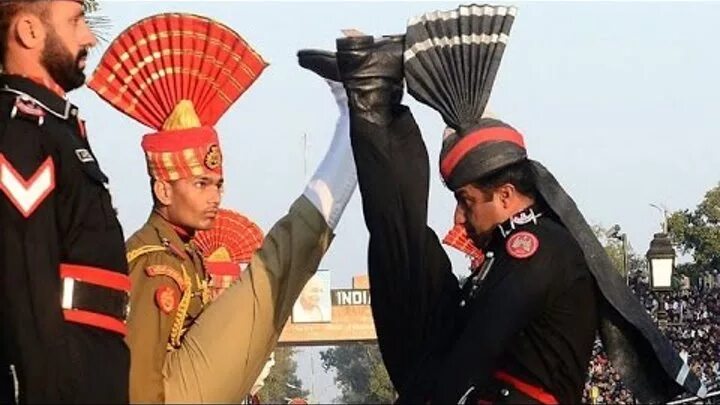 Смена караула на индийско-пакистанской границе. Смена караула индия пакистан. Индия пакистан граница караул. Индия пакистан граница караул. Смена караула инди пакистан.