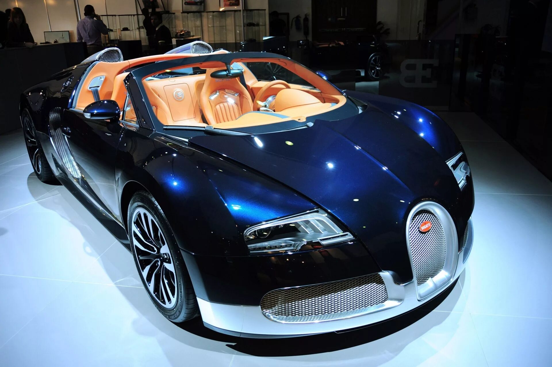 Автомобиль. Бугатти Вейрон 2020. Бугатти Вейрон кабриолет. Bugatti Veyron Grand Sport Vitesse Шварценеггера. Бугатти Вейрон 2022.