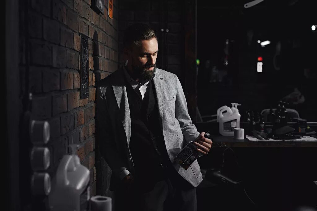 зона ожидания в барбершопе. диван для барбершопа. бориса галушкина 17 эксклюзив барбершоп. топ ган барбершоп москва. барбершоп атмосфера.