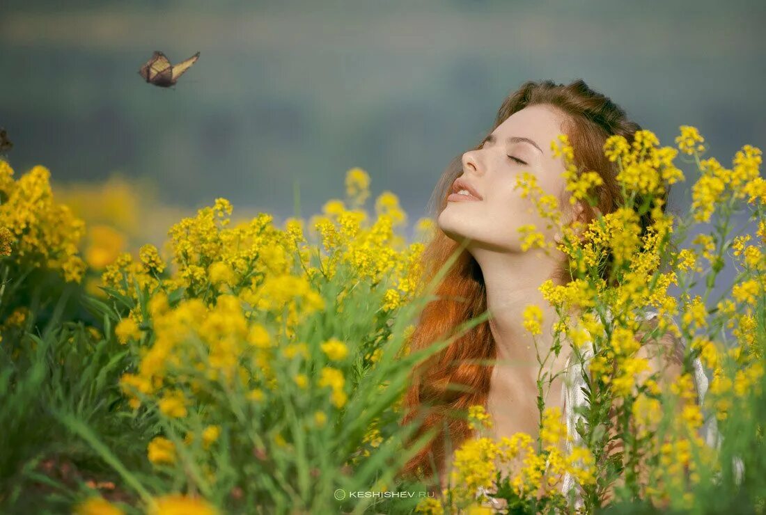 Наслаждение для души. Девушка в лодке. Наслаждение от жизни. Наслаждение для души. Счастливая женщина.