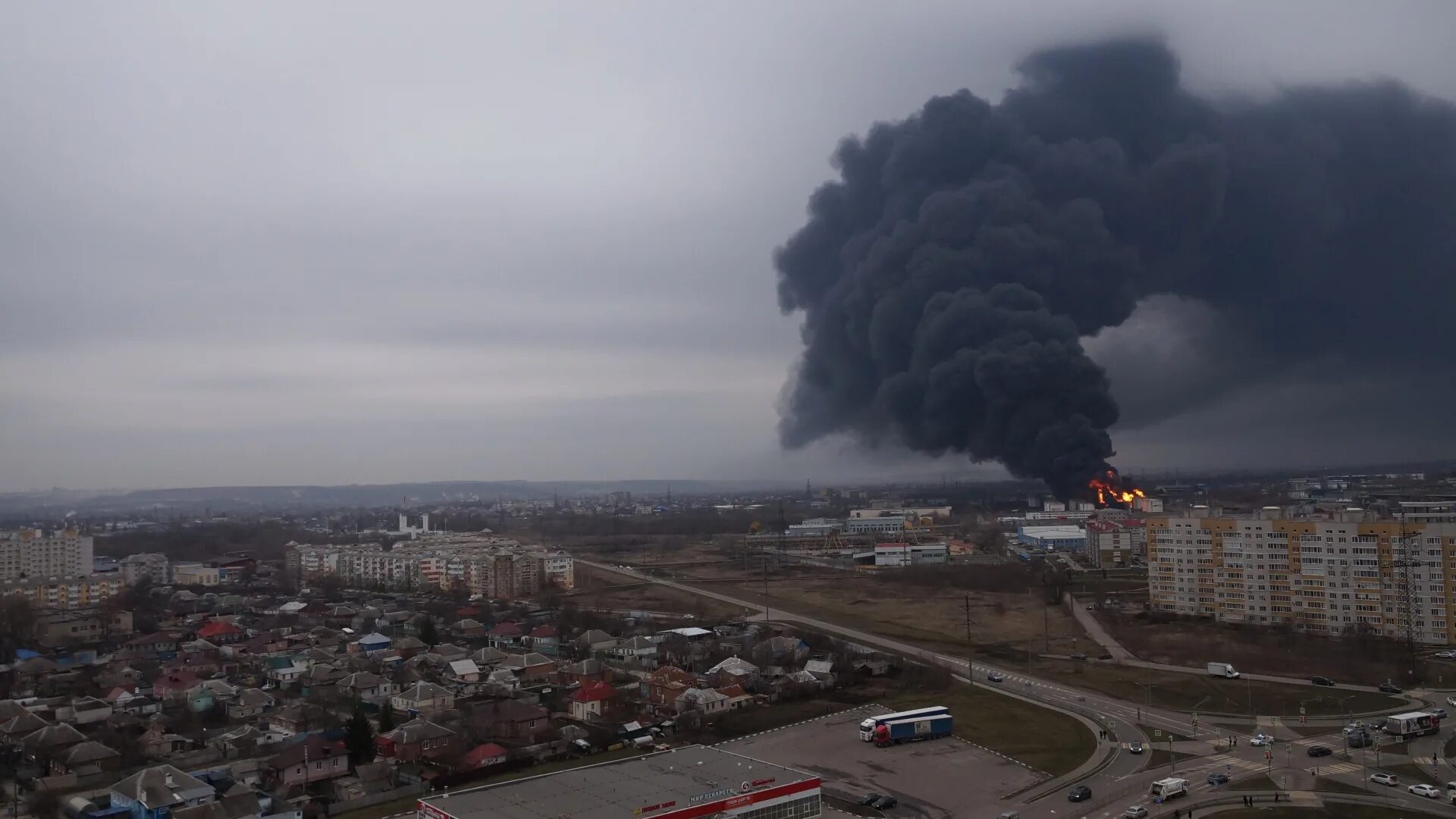 Горит нефтебаза сегодня. Атака на нефтебазу в белгороде. горит нефтебаза в белгороде. нефтебаза белгород. пожар на нефтебазе в белгороде.