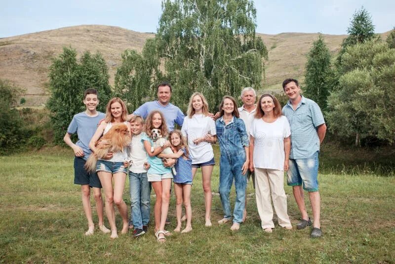 Grande famille. Grande famille. Семья за ужином. Фото испанской семьи за столом. Grande famille.