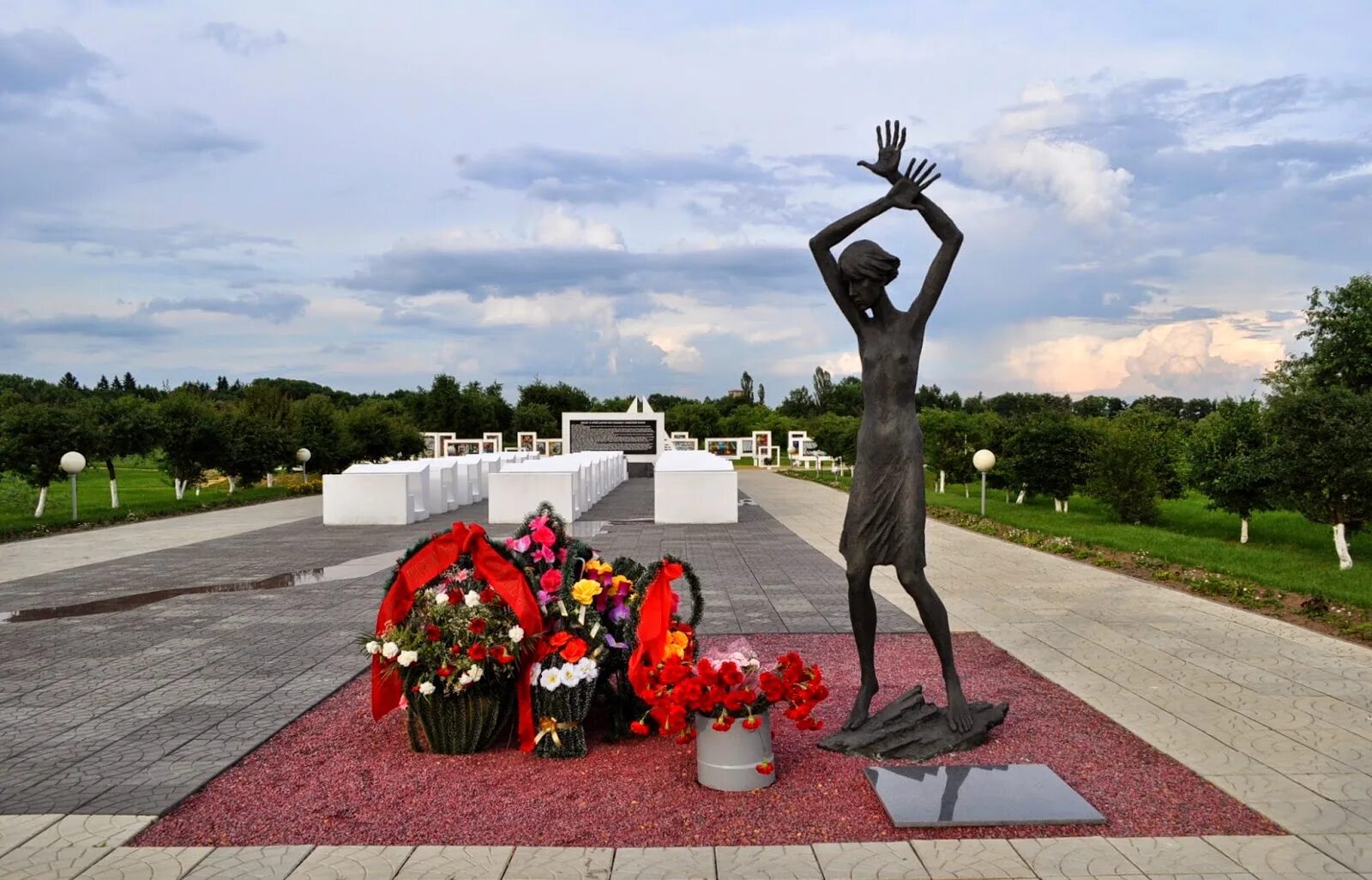 Памятник великим жертвам войны. Красный берег мемориальный комплекс. Мемориал красный берег в Беларуси. Мемориальный комплекс в деревне красный берег. Концлагерь красный берег в Белоруссии.