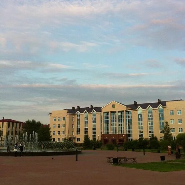 Прогноз югорск. Комсомольский хмао югорск. югорск ханты мансийск город. югорск вокзал. югорск площадь.