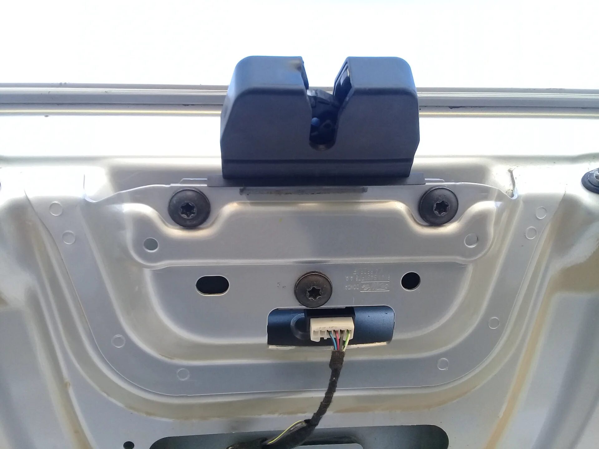 Ford focus 2 замок багажника. Xc70 датчик закрытия багажника. Замок багажника форд фокус 1 седан. Хэтчбек со стеклянной крышкой багажника. Не закрывается багажник форд.