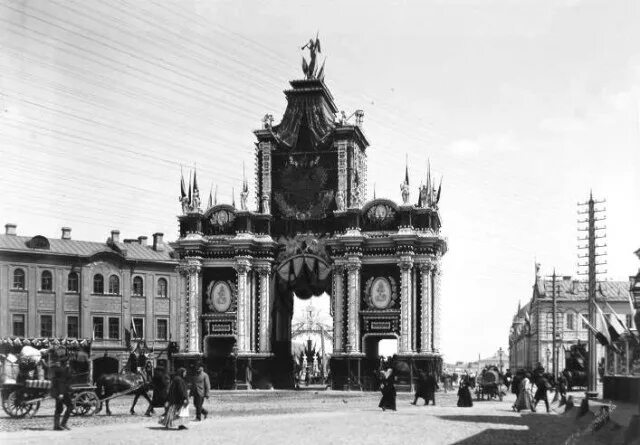 Кратчайшее содержание от красных ворот. Триумфальная арка красные ворота в москве. ухтомский триумфальные красные ворота. триумфальная арка петра 1 красные ворота. ухтомский архитектор красные ворота.