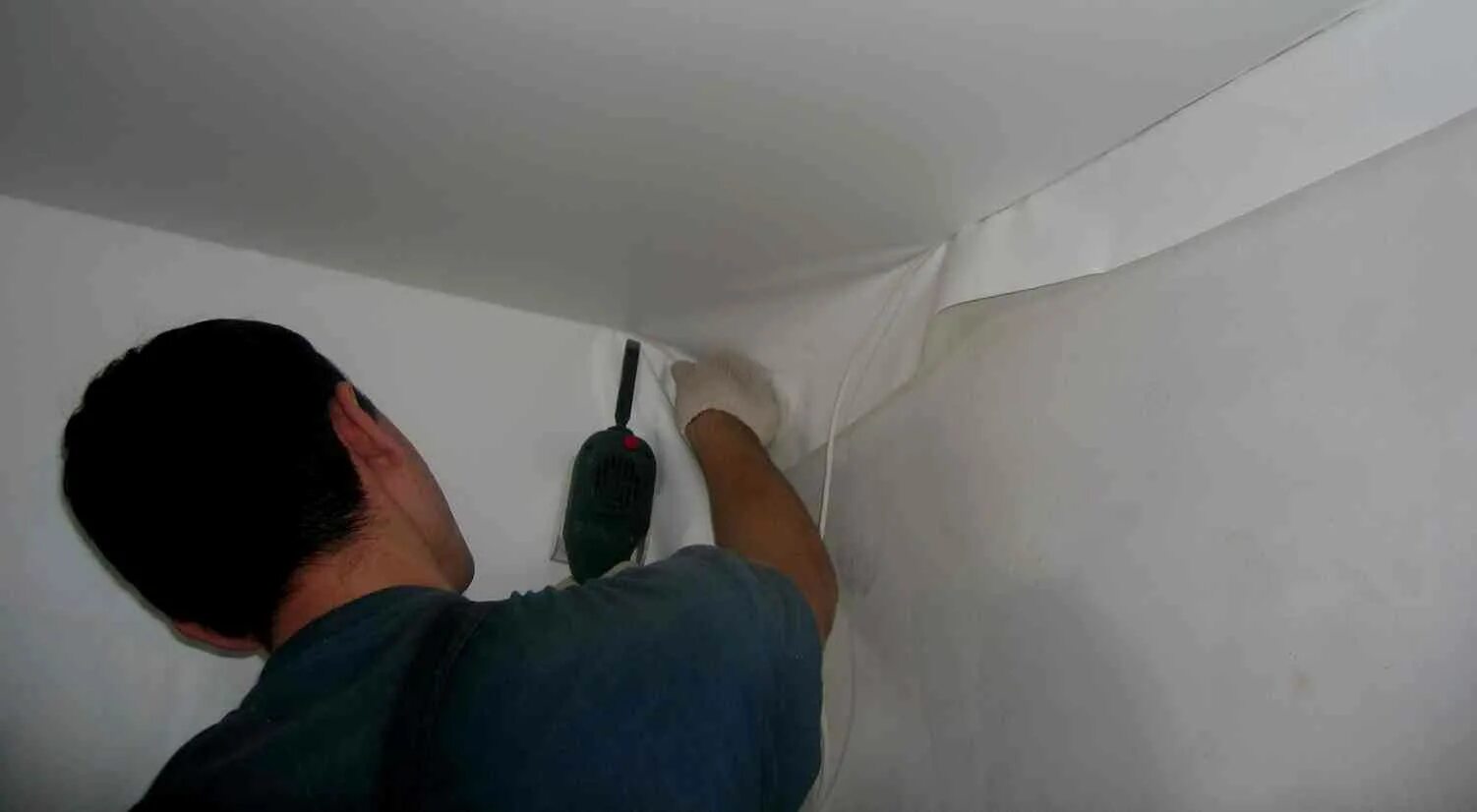 Установщик натяжных потолков. Как самому снять натяжной потолок. Установка старого натяжного потолка. Натяжные потолки материал. Установщик натяжных потолков.