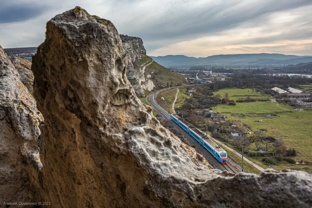 Железная дорога симферополь. Крымская железная дорога Симферополь-Севастополь. Туннель Инкерман ЖД. Тоннель Симферополь Севастополь. Севастополь дорога.