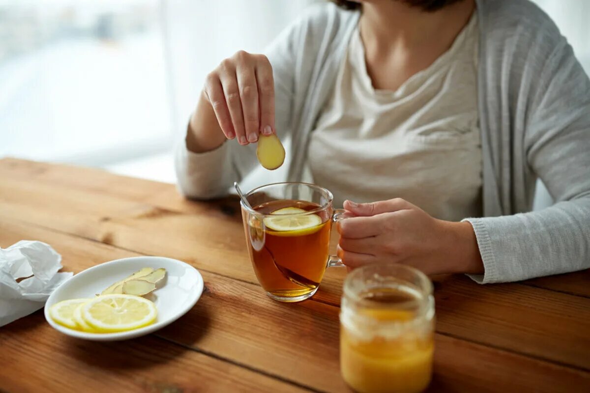 Выпить чаю лимоном. Девушка пьет чай с лимоном. Больной человек пьем чай с лимоном. Девушка пьет чай с лимоном фото. Сижу пью чай с лимоном.