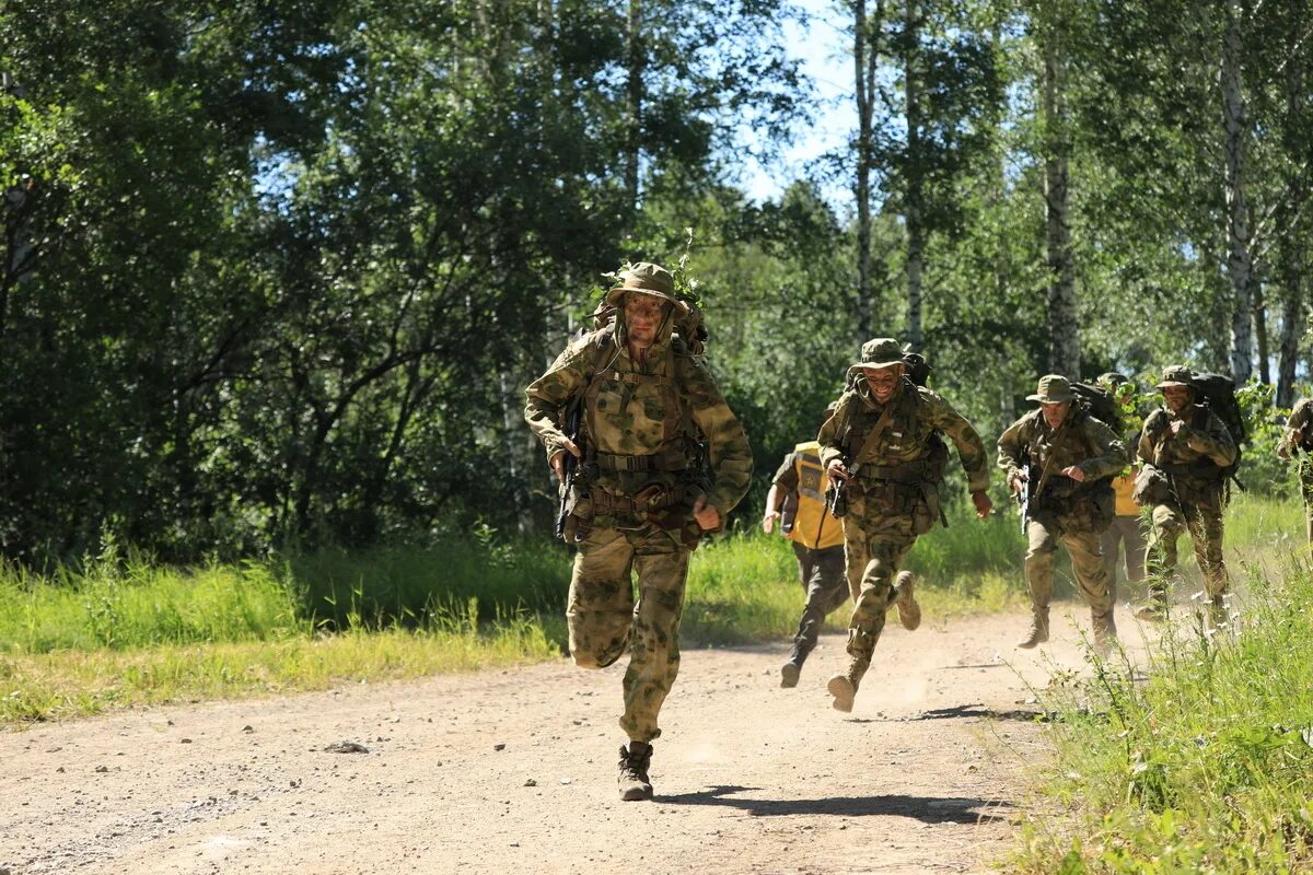 Военный сбежал из россии. Армейский марш бросок. Разведчик войсковой разведки. Марш бросок в армии. Марш бросок разведчики.