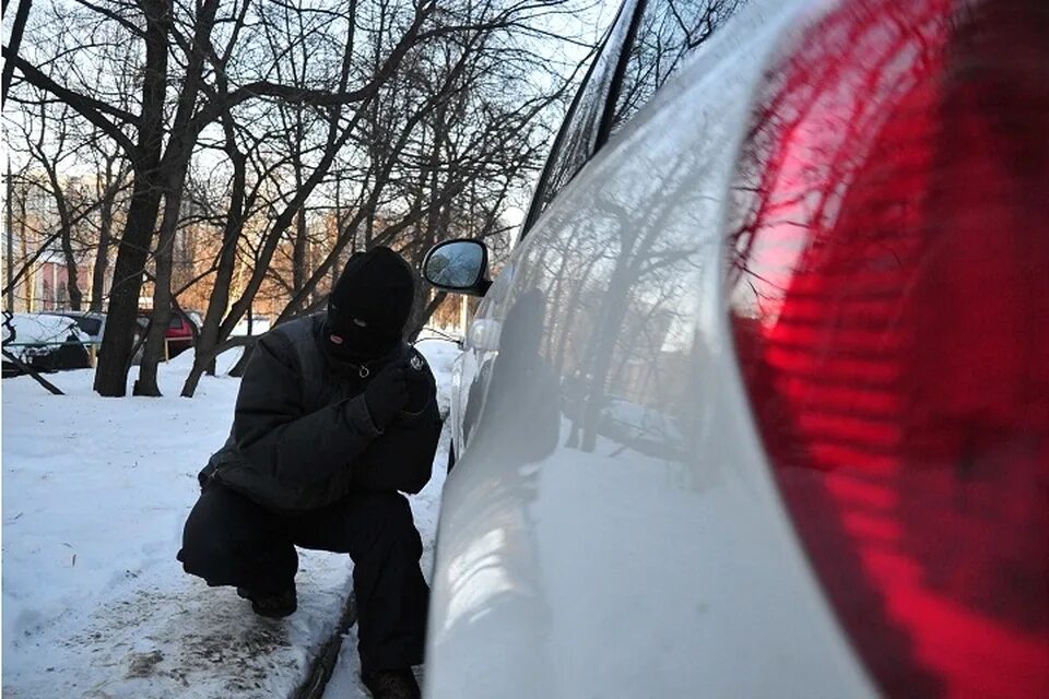Угоны дорогих авто. Парень в машине. Угон автомобиля. Нашел украденную машину. Автомобильные кражи.