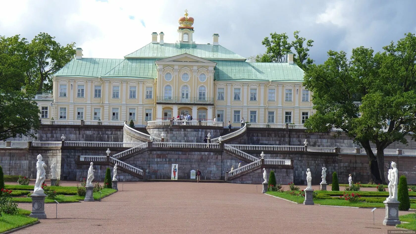 Петергоф ораниенбаум 1. Парк ораниенбаум в петергофе. большой меншиковский дворец в петергофе. дворец петра 3 в петергофе. дворец петра iii в парке ораниенбаум.