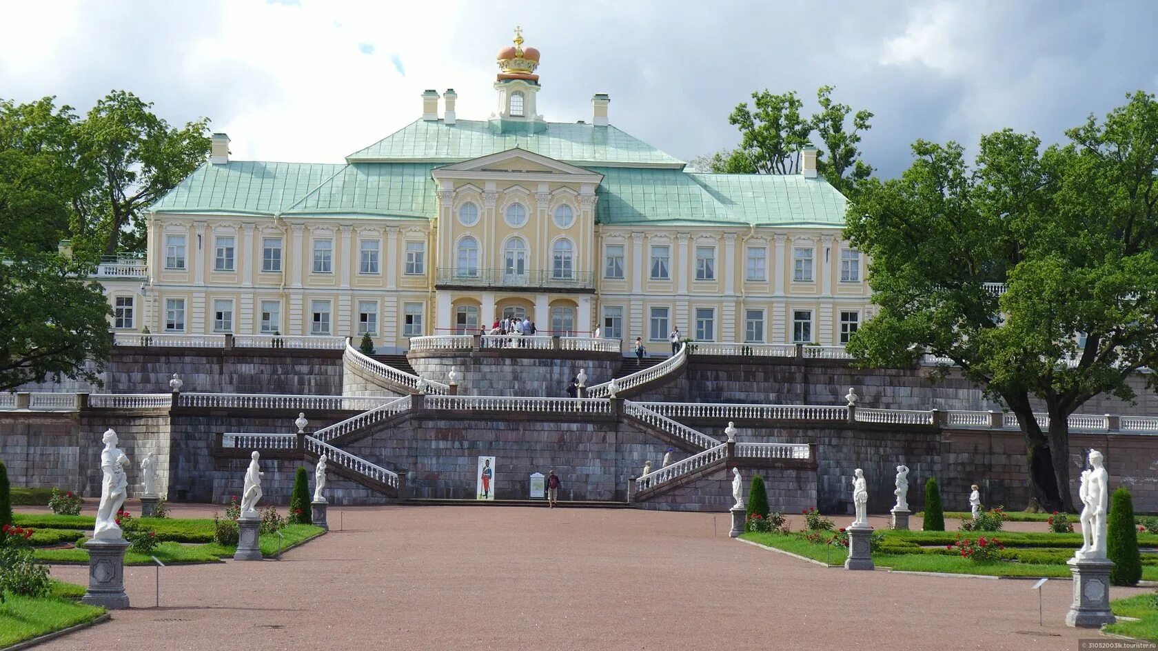 Ораниенбаум дворец петра. Дворец Петра 3 в Ораниенбауме. Ломоносов Ораниенбаум дворцы. Большой Меншиковский дворец дворец Петра III. Большой Меншиковский дворец в Ораниенбауме.