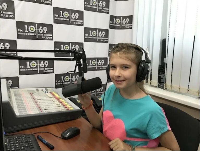Детская радиостудия. Детское радио студия. Дети радио ведущие. Радиостанции для детей. Radio детское