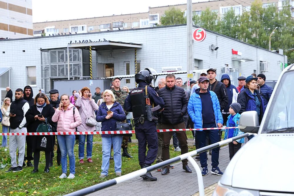 Ижевск школа 88 стрельба. Ижевск стрельба в школе 2022. Ижевск 88 школа 26 сентября 2022.