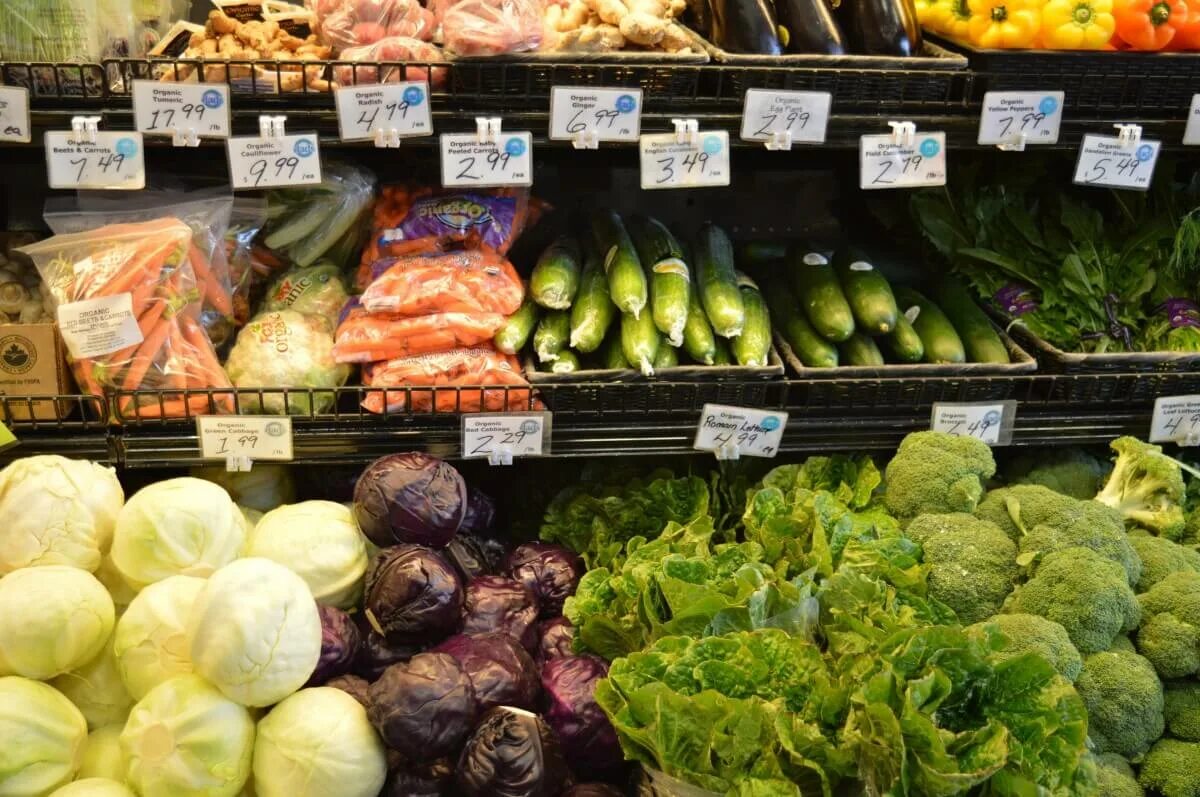 Где купить фрукты овощи. Ассортимент фруктов и овощей. Овощной прилавок. Овощи в супермаркете. Овощи и фрукты на рынке.