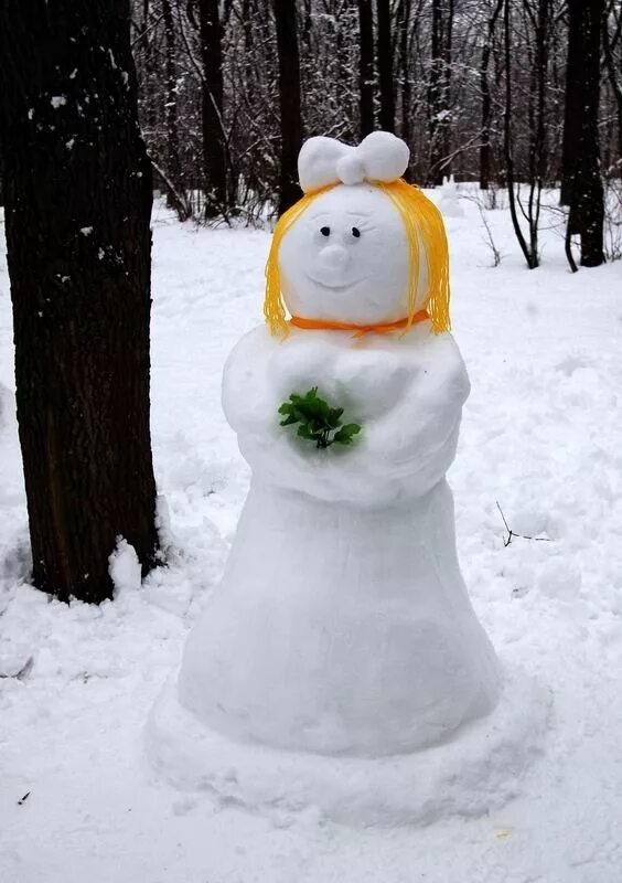 Снежная баба. Снежная баба из снега. Снеговик баба. Снеговик и Снежная баба.