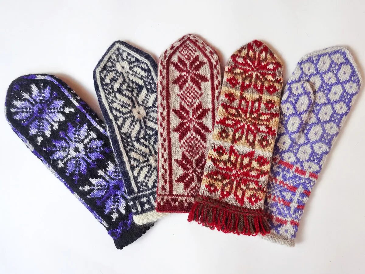 красивый узор для рукавиц. разноцветные варежки. варежки. вязаные варежки с орнаментом. варежки разные.