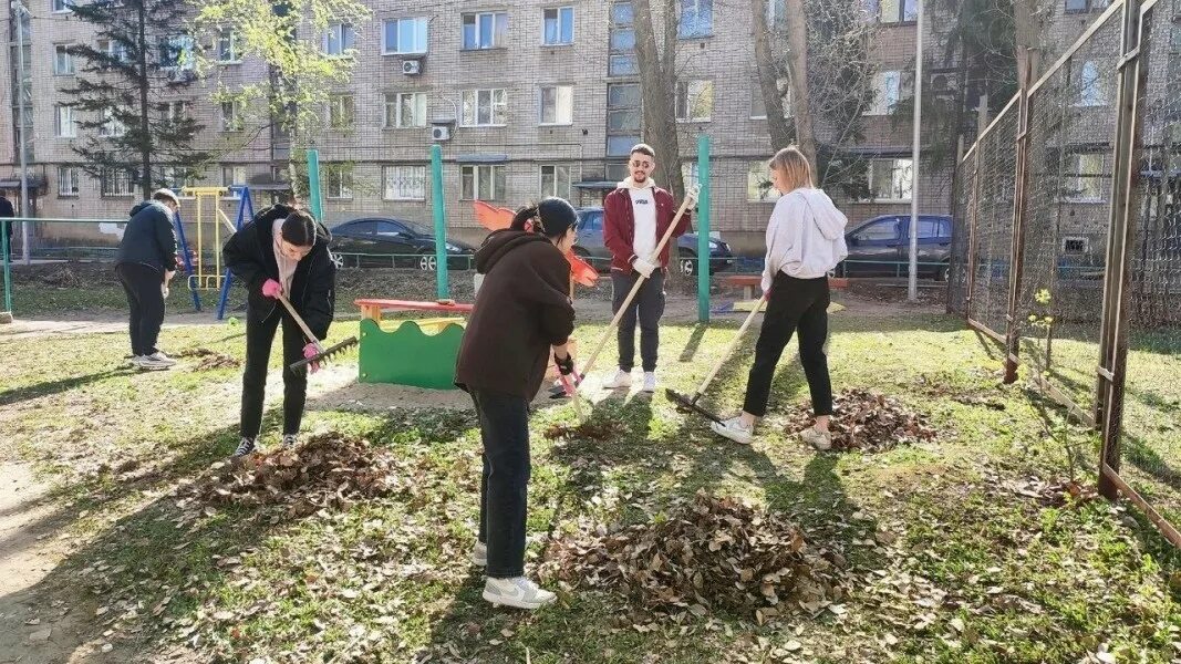 Принимала активное участие в общественной. Благоустройство двора. Благоустройство дворовых территорий. Уборка территории. Уборка дворовой территории.