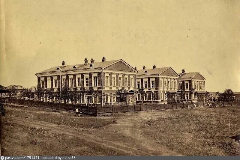 Работники яренской земской больницы в 1912 г. Фотография из альбома Фотографии н
