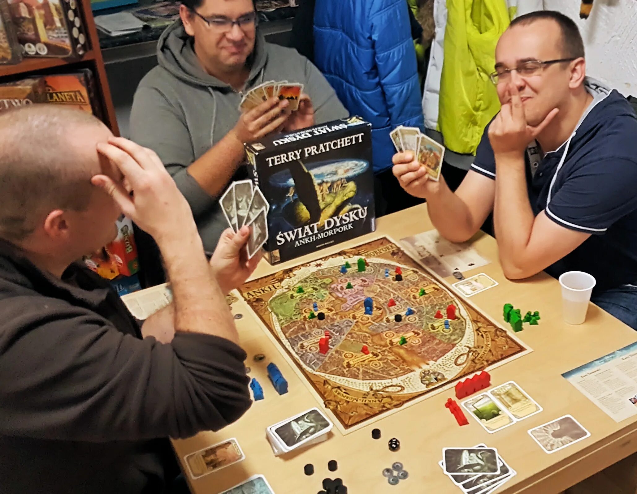 Морпорк плоский мир. Плоский мир анк-морпорк настольная. Плоский мир анк-морпорк настольная. Морпорк плоский мир. Терри пратчетт плоский мир игра настольная.
