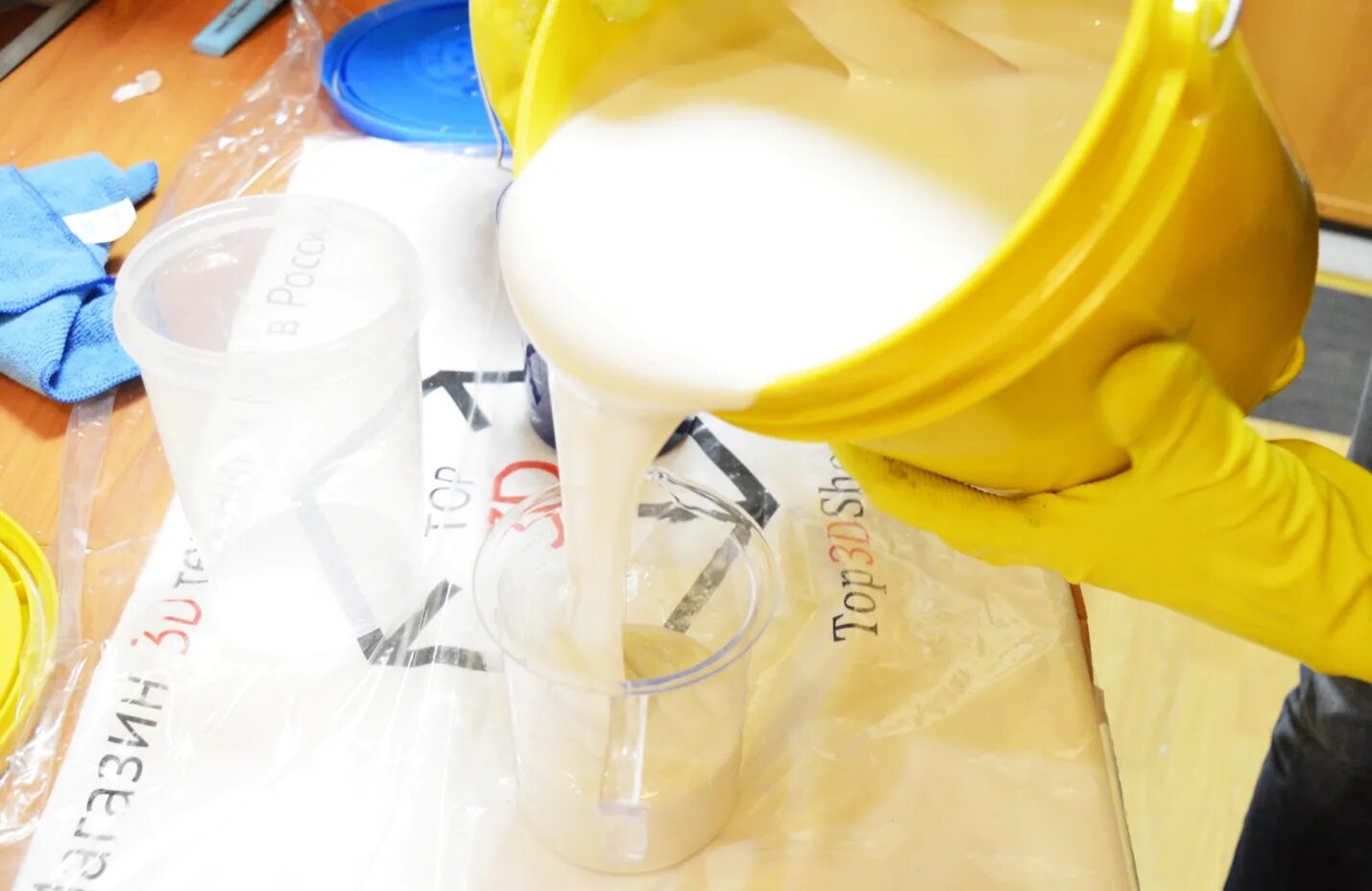 Как выливаю пластмасс. Расплавленная пластмасса. Литье пластмасс в силиконовые формы. Плавить пластиковые бутылки. Литье деталей из пластика.