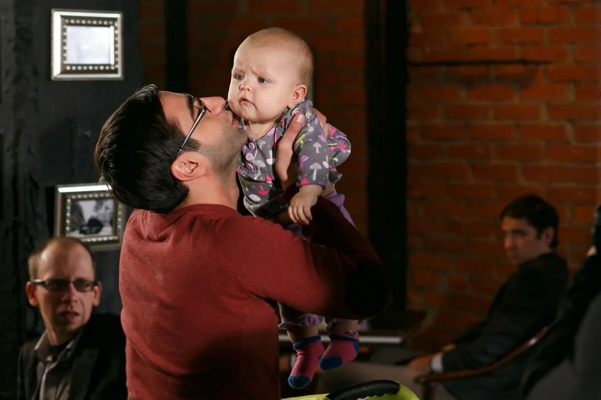 Время на вырост. Навырост или на вырост. Папа на вырост 2 сезон. Костюм на вырост валерий медведев книга. Папа на вырост 2 сезон 1 серия.