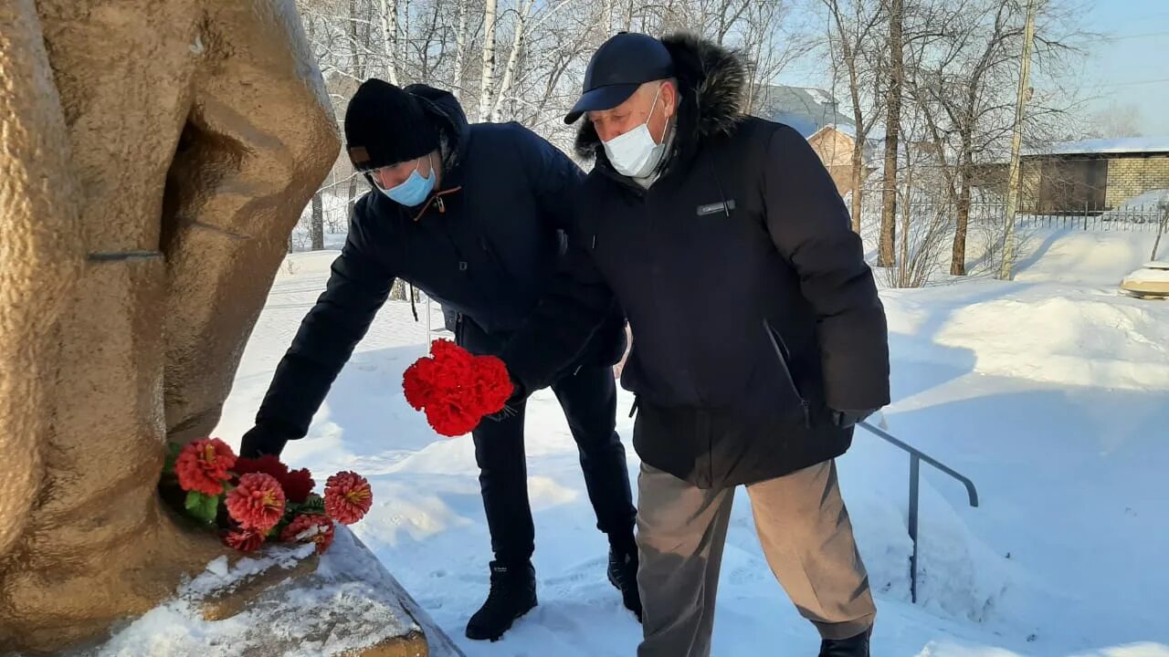 Возложение цветов на 23 февраля Барнаул. Фото педагогов защитников Отечества Алтайского края. Новости Алтайского края и Барнаула день защитника Отечества. Памятные события в семье