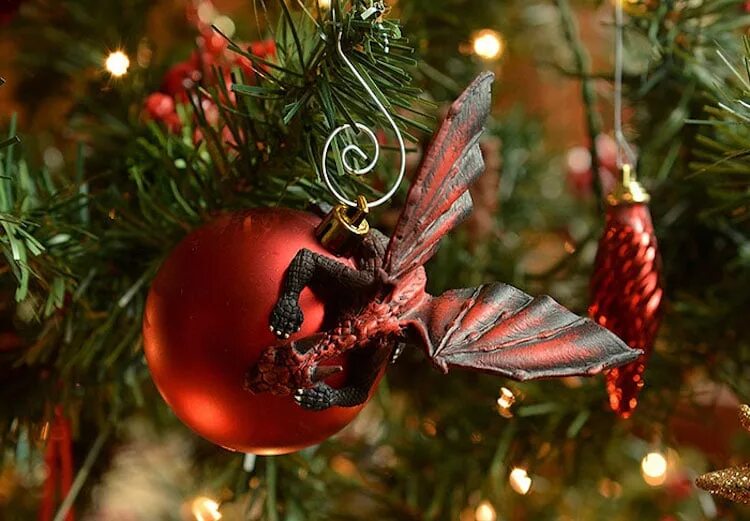 Как украсить елку в 2024 году дракона. Необычные игрушки на елку. Новогодний дракон. Красивые необычные елочные игрушки. Елочное украшение дракон.