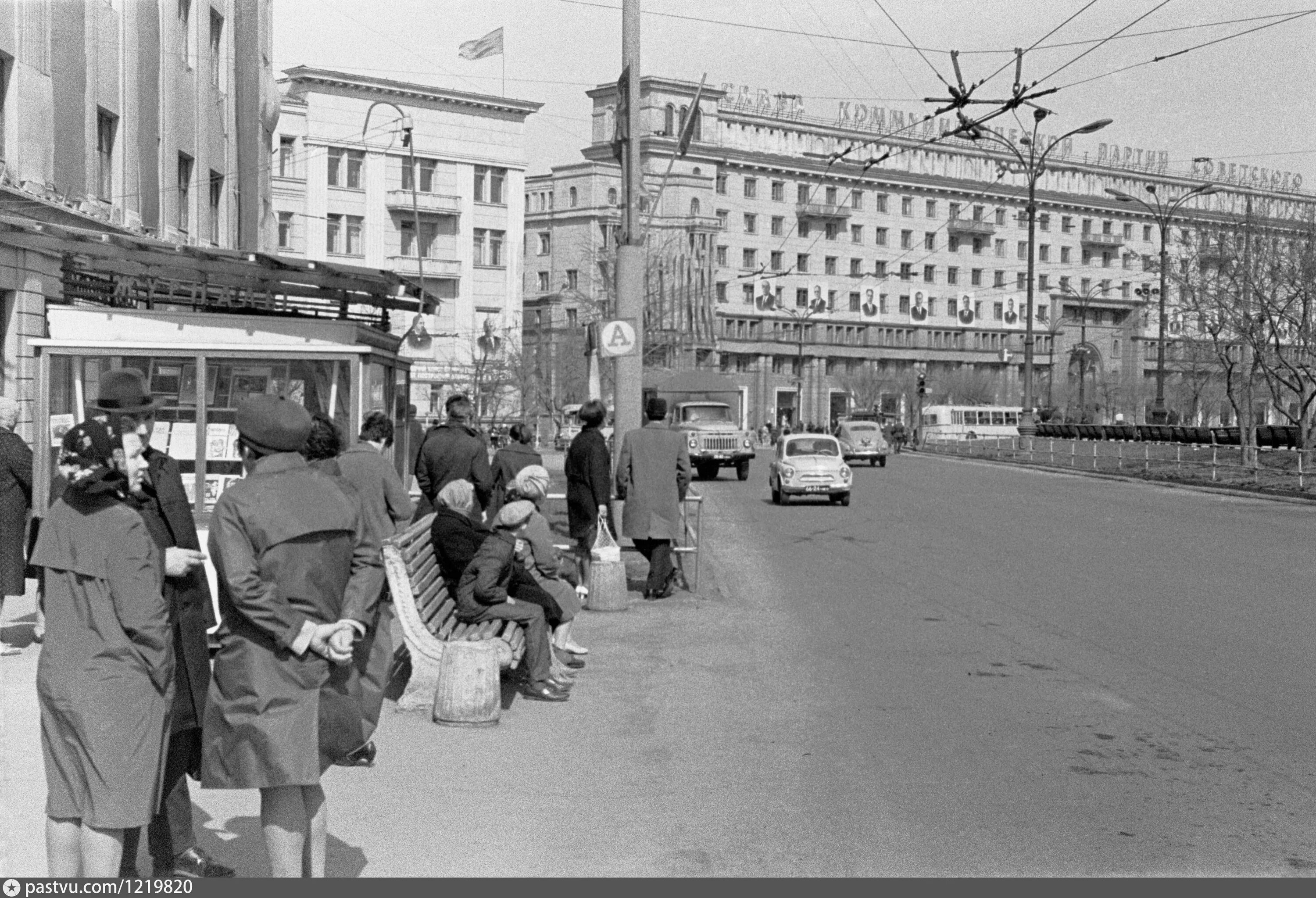 1965 1970 года. Площадь революции Челябинск 1970. Площадь революции 1970 годы. Челябинск площадь революции 1 1970 года.