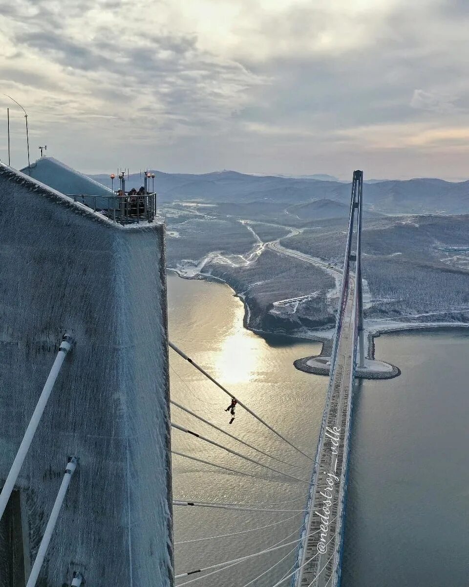 Владивостокский мост на остров русский. Мост на дальнем востоке. Мост на дальнем востоке. Китайцы владивосток мост золотой. Приморский край вантовый мост.