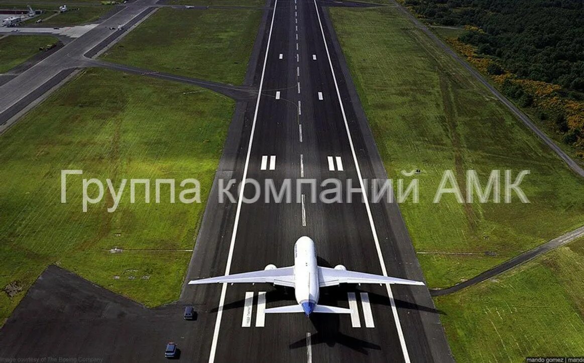 Взлетная полоса. Взлётно-посадочная полоса. Взлетная полоса вид сверху. Разметка взлетной полосы. Самолет 2 раза в год