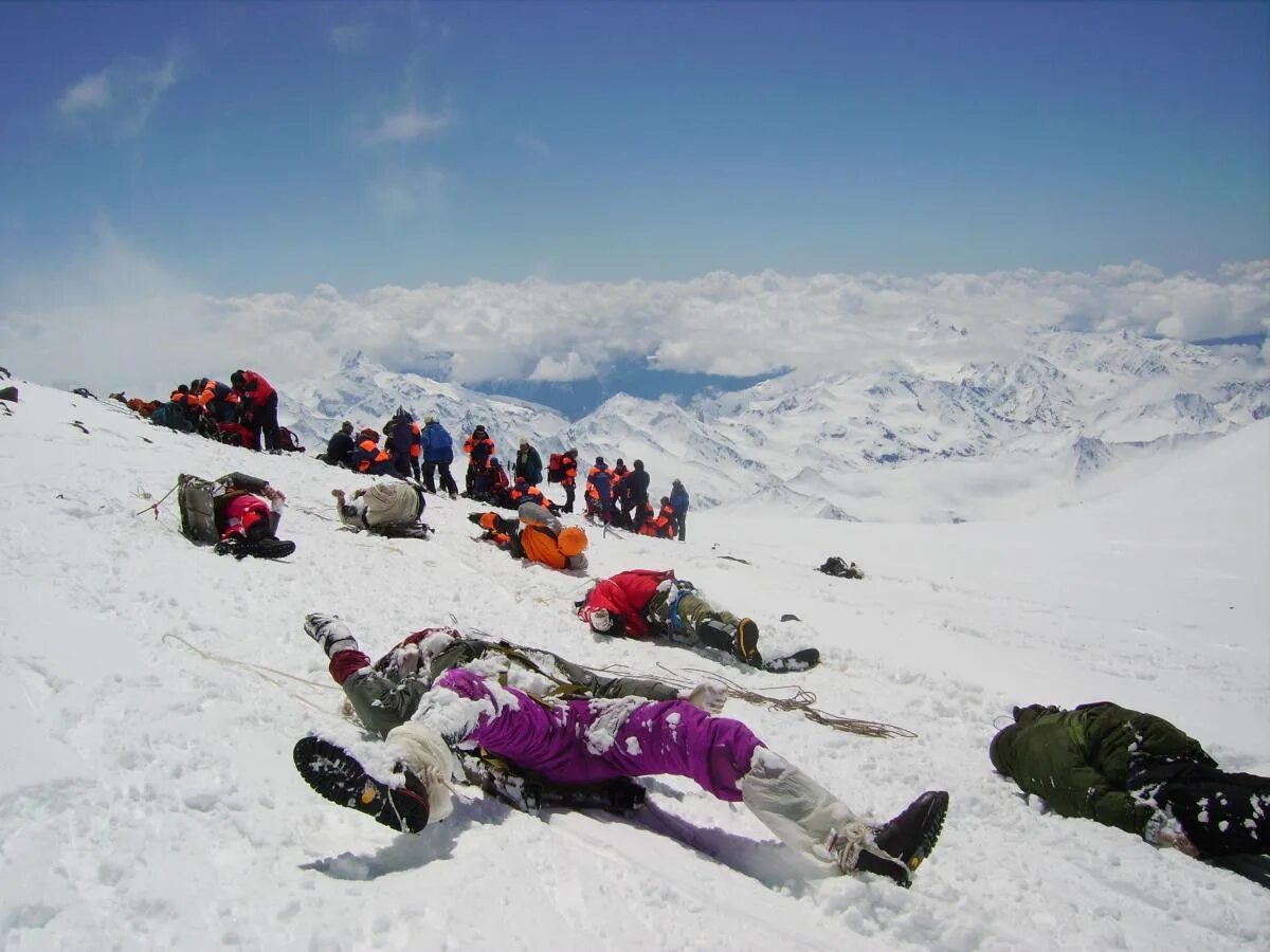 Эверест Роб Холл 1996 тело. Фрэнсис Дистефано Эверест. Эверест кладбище альпинистов. Роб Холл на горе Эверест. 8 тыс км