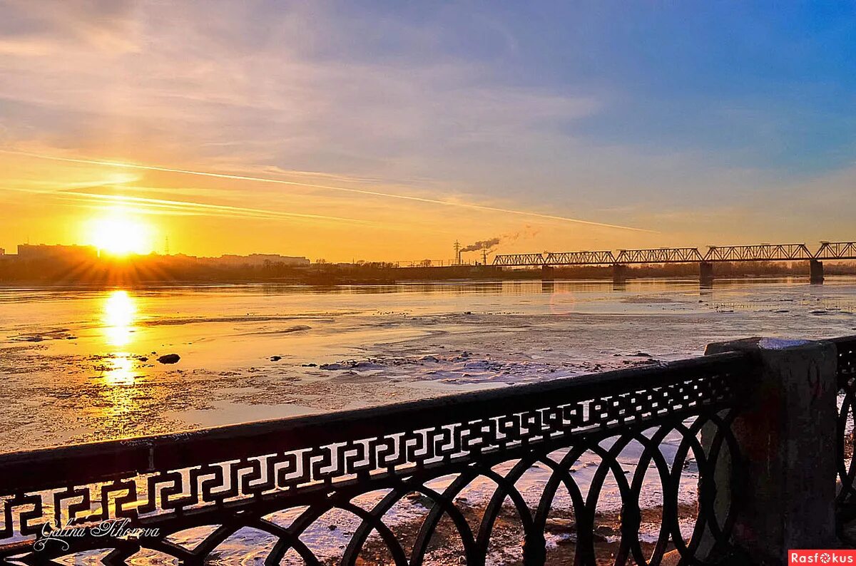Благовещенск восход. Заход солнца в набережных. Город оса пермский край закаты. Город сочи черное море. Речной вокзал новосибирск набережная вечер.