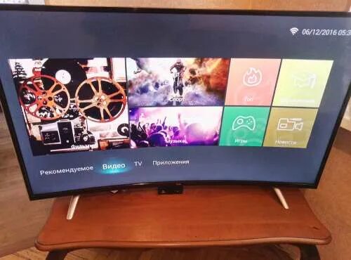 Tcl смарт тв меню. Телевизор led tcl 65c735. Браузер на телевизоре tcl. Меню телевизора тсл. Телевизор с ютубом.