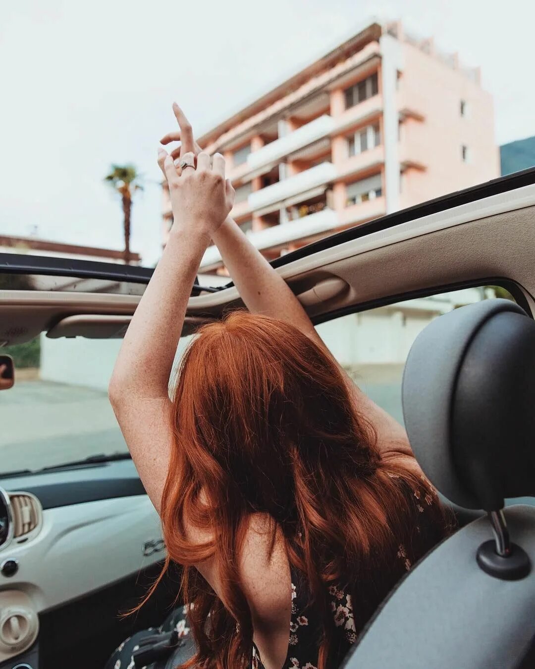 Рыжая девушка в очках. Рыжая девушка в автомобиле. Фотосессия с машиной. Рыжие девушки в машине. Рыжая девушка дорога.