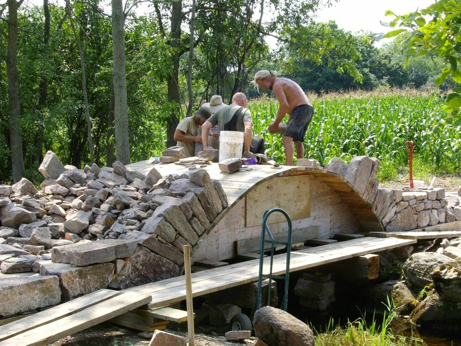 Stone over. Мостик из природного камня. Мост из камня. Каменный мостик своими руками. Мост из булыжника.